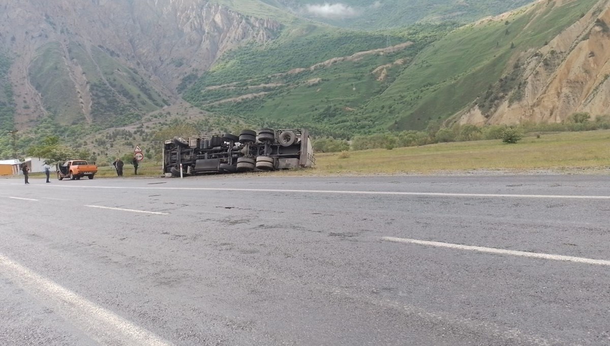 Devrilen tankerden sızan yakıt minibüse takla attırdı: 8 yaralı