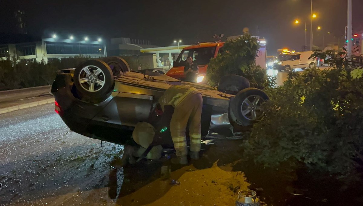 Bursa'da kaza: Otomobil, pano ile ağaçlara çarparak ters döndü