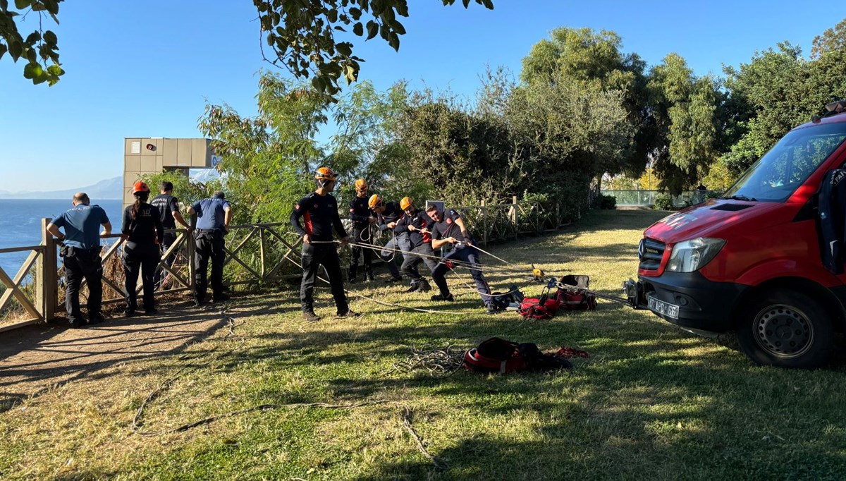 Antalya'da kayalıklarda mahsur kalan kişi kurtarıldı