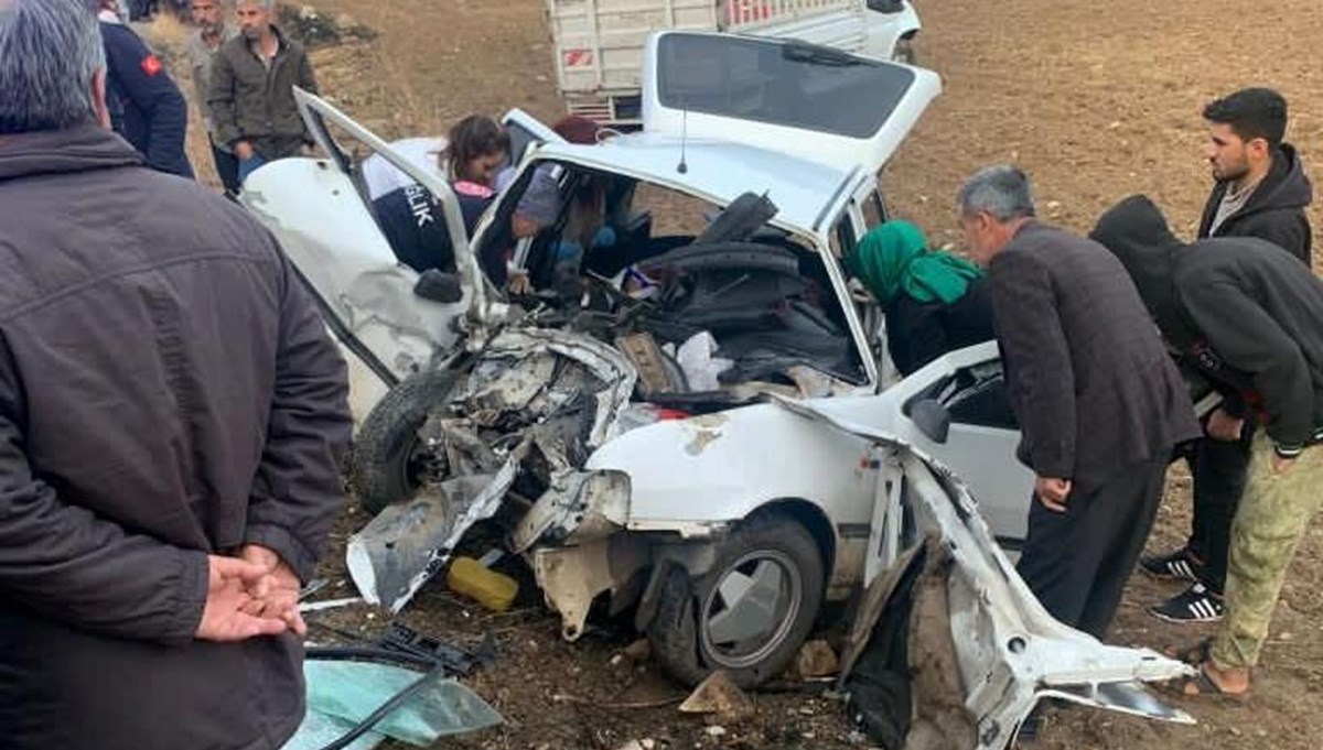 Adıyaman'da kamyonetle otomobil kafa kafaya çarpıştı: 1 ölü, 3 yaralı