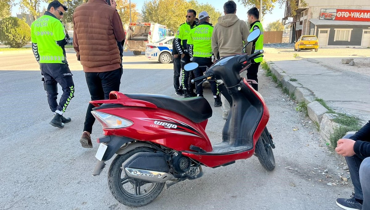 Ehliyetsiz, plakasız ve kasksız motosiklet kulanan sürücüye 23 bin TL ceza