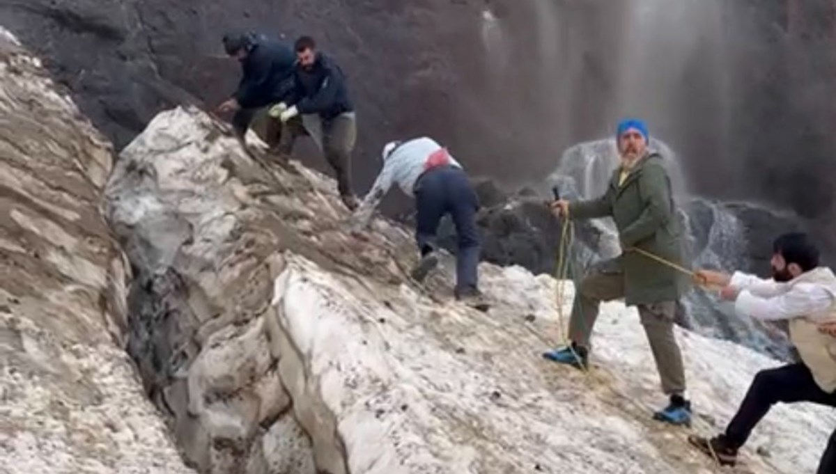 Cilo buzullarına düşen dağcıların kurtarılma anı kamerada