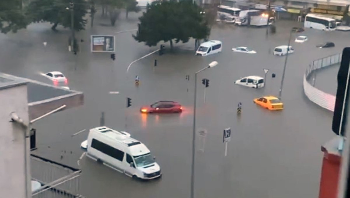 Antalya'da sel ve su baskını: 1 kişi yaşamını yitirdi, 6  ilçede eğitime ara verildi