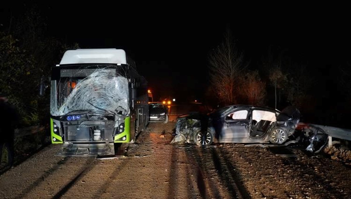 Otomobil, belediye otobüsüyle çarpıştı: 1 ölü, 2 yaralı