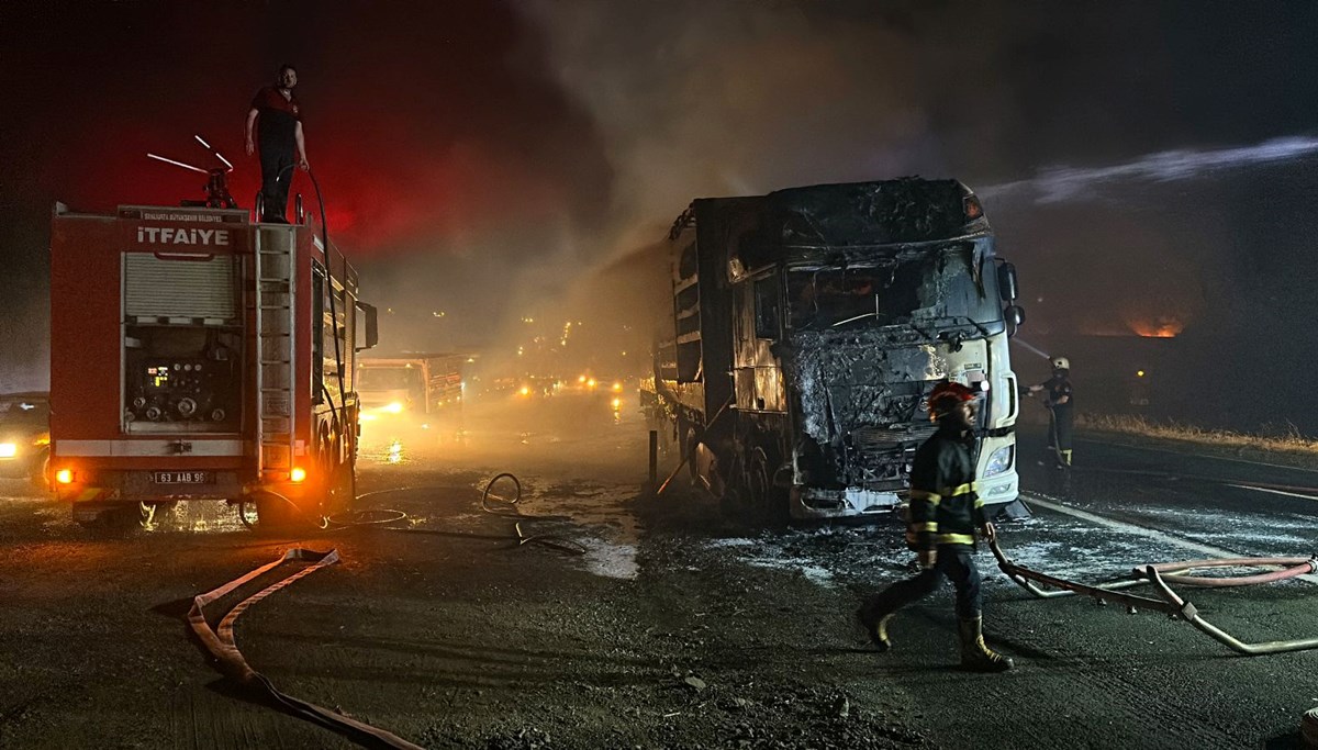 Şanlıurfa'da seyir halindeki tırda çıkan yangın söndürüldü