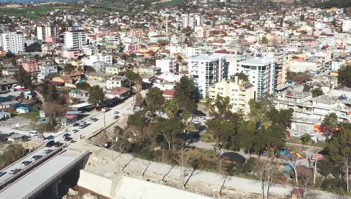 30 bin konutlu Kadirli'de tek bir bina yıkılmadı: 10 ilden göç var