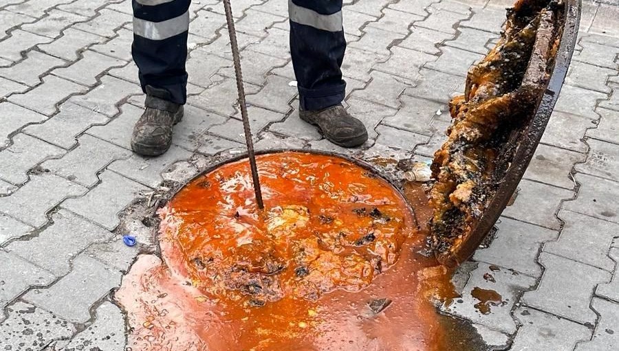 Bandırma'da kanalizasyon'dan yağ fışkırdı