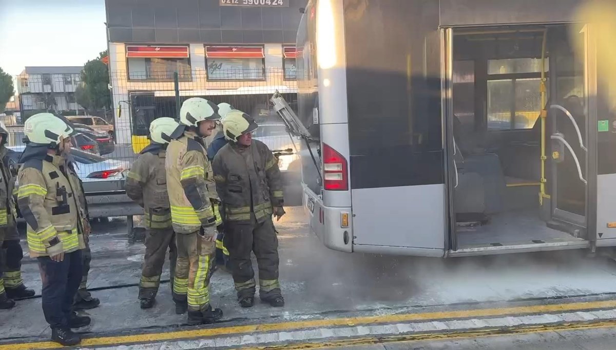 Avcılar'da 12 saat arayla iki metrobüs yangını