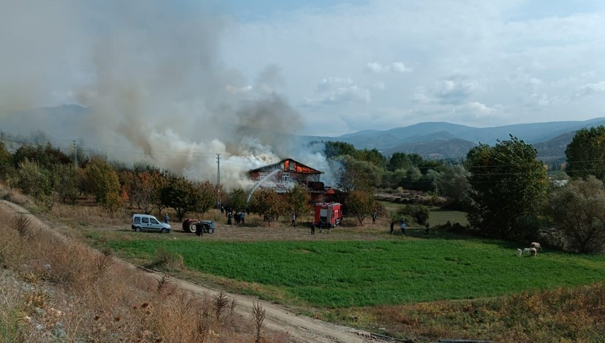 Tokat'ta 2 katlı ahşap ev alev alev yandı