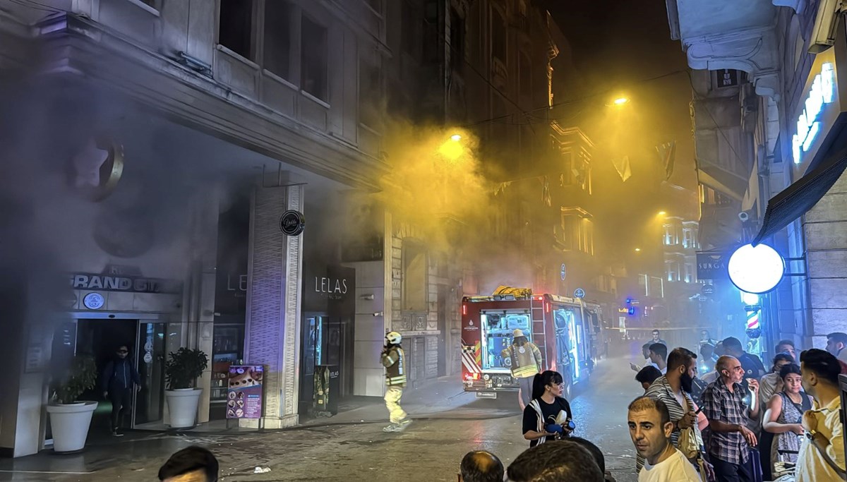 Beyoğlu'nda 9 katlı otelde yangın