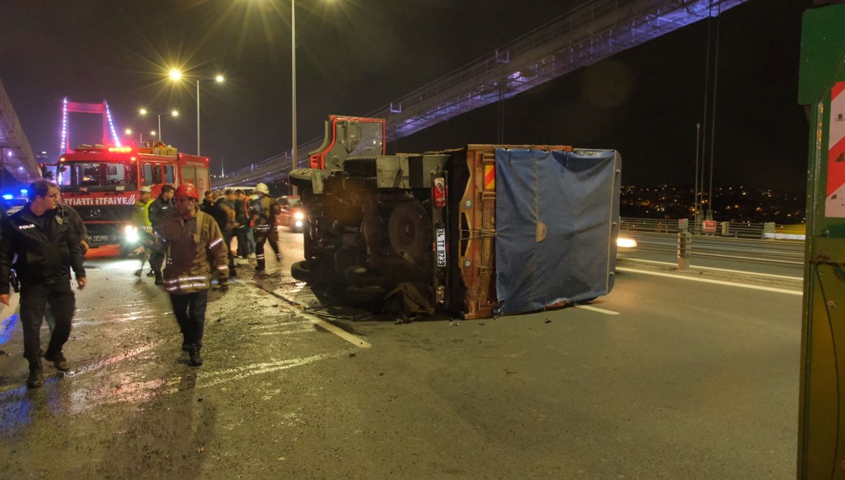 FSM Köprüsü'nde, otomobil ile çarpışan kamyon devrildi: 2 yaralı