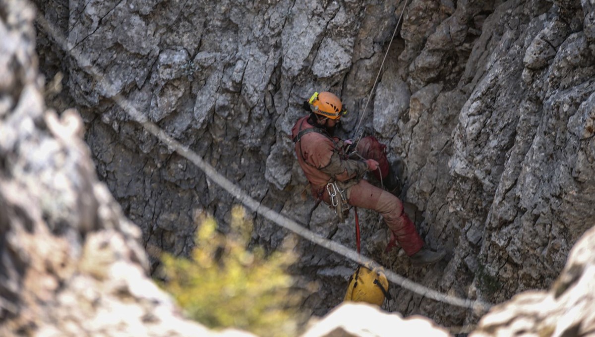 1040 metre derinlikte operasyon: ABD'li dağcının tahliyesi sürüyor