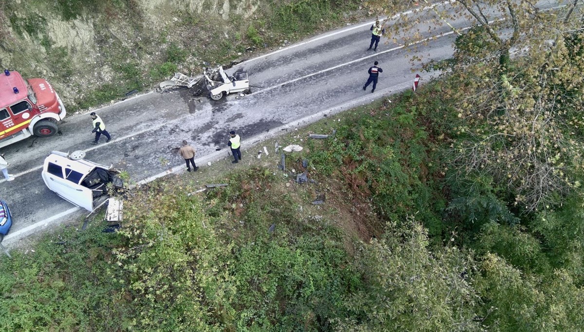 Sinop'ta feci kaza: Otomobil ikiye bölündü