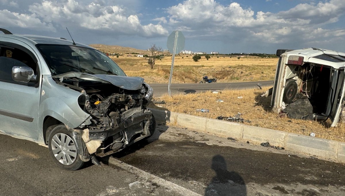 Elazığ'da aynı kavşakta yarım saat arayla iki kaza: 8 yaralı