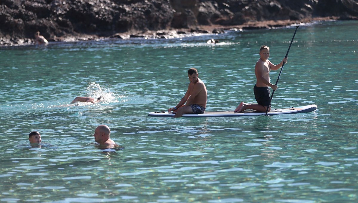 Alanya'da yerli ve yabancı turistler aralık ayında denize girdi