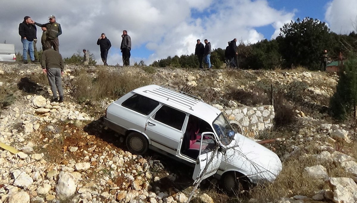 Mersin'de yoldan çıkan otomobildeki 2 kişi yaralandı