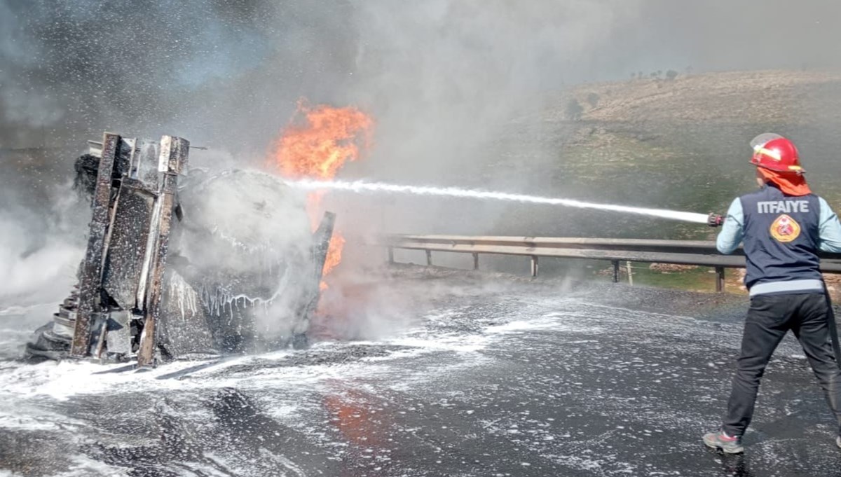 Şırnak'ta akaryakıt tankeriyle kamyonet çarpıştı: 1 ölü, 5 yaralı