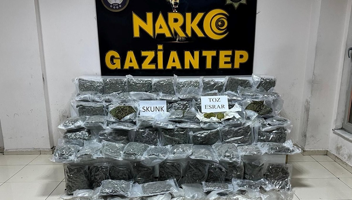 Gaziantep’te son 1 haftada yapılan uyuşturucu operasyonlarında 86 kilo 650 gram skunk, 37 kilo 200 gram metamfetamin, 482 gram toz esrar ele geçirildi. 4 şüpheli tutuklandı.