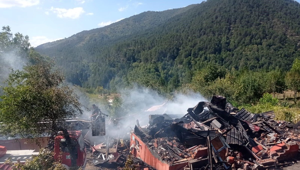 Bolu'da ahşap ev küle döndü