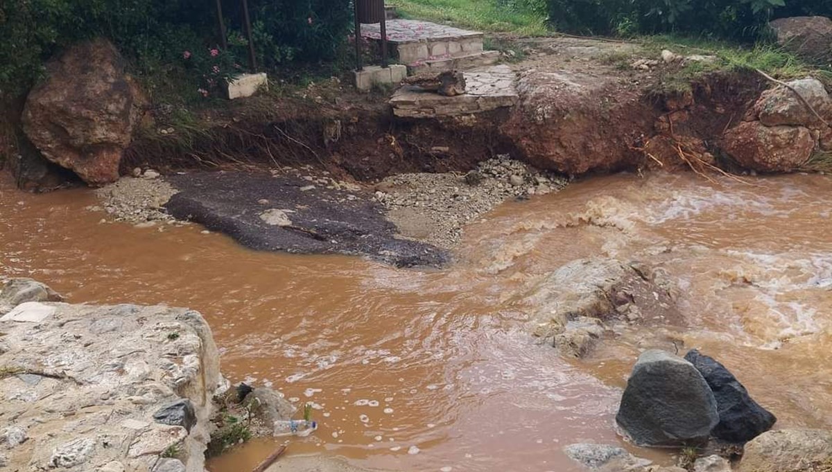 Hatay'da yağmur hayatı olumsuz etkiledi, denizde hortum çıktı