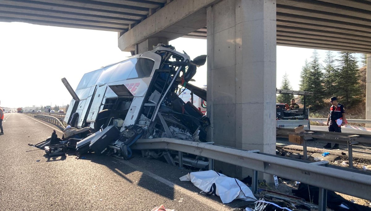 Ankara'da otobüs üst geçidin ayağına çarptı: 9 can kaybı