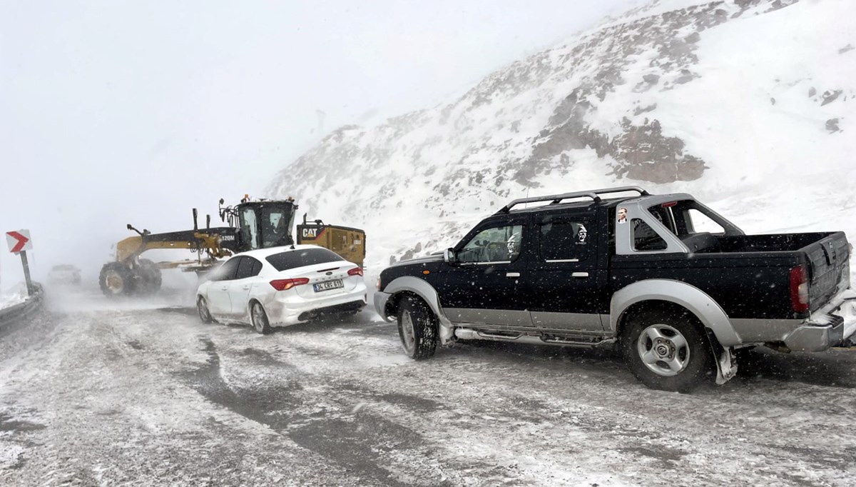 Ardahan-Şavşat kara yolu çığ nedeniyle ulaşıma kapandı