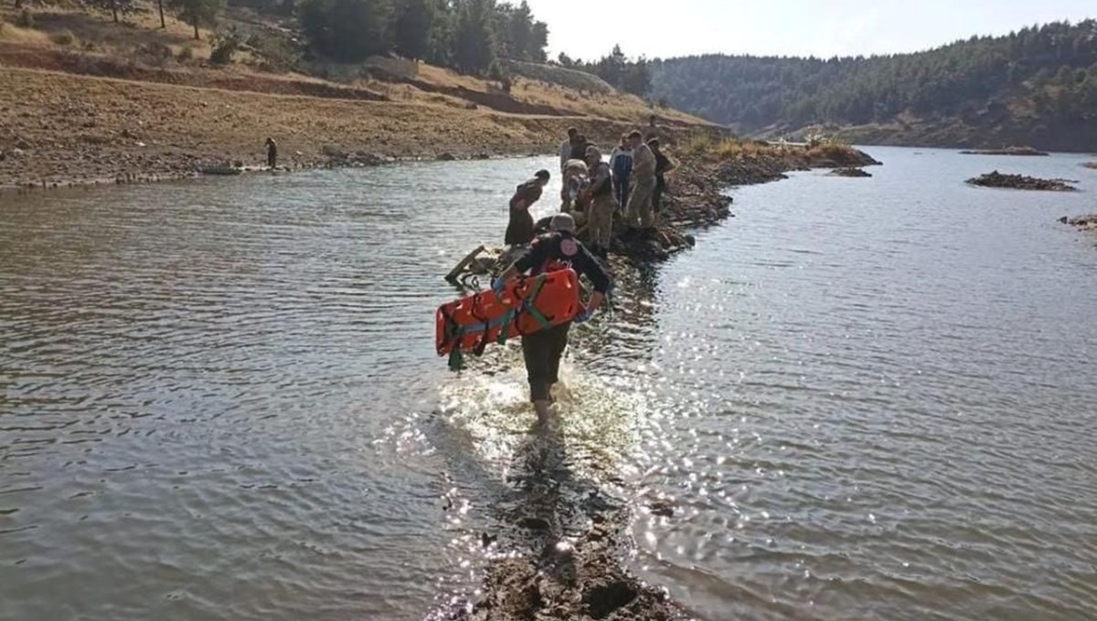 Serinlemek için gölete giren çocuk boğuldu