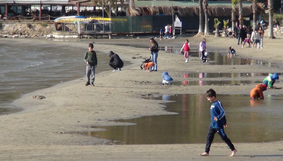 Muğla'nın Akyaka sahilinde deniz suyu 50 metre çekildi