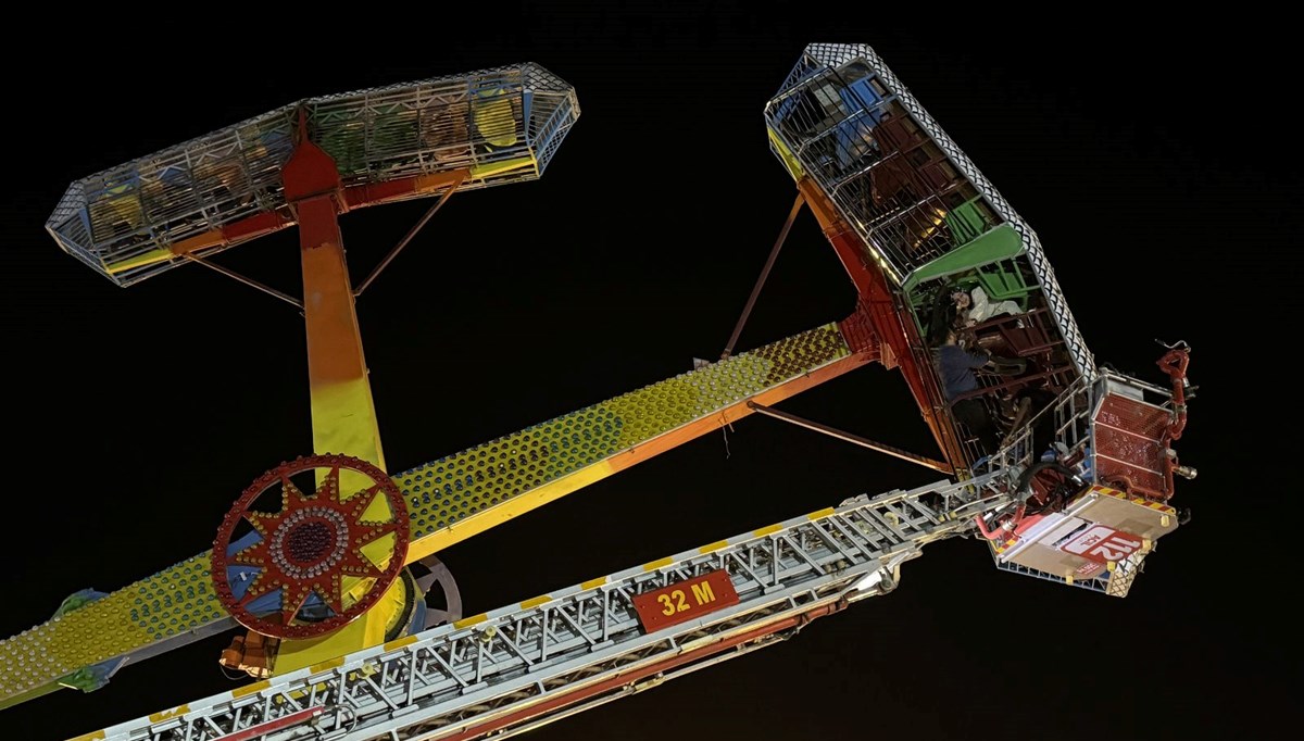 Lunaparkta panik: 23 kişi bir saat boyunca havada baş aşağı asılı kaldı