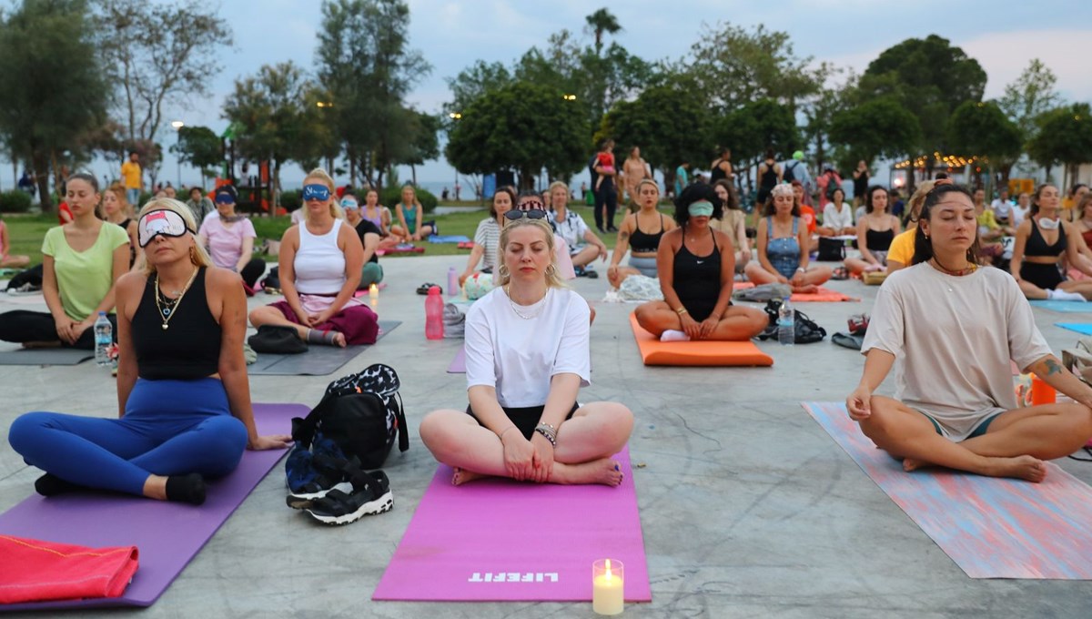 Antalya'nın dünyaca ünlü Konyaaltı sahilinde yoga yaptılar