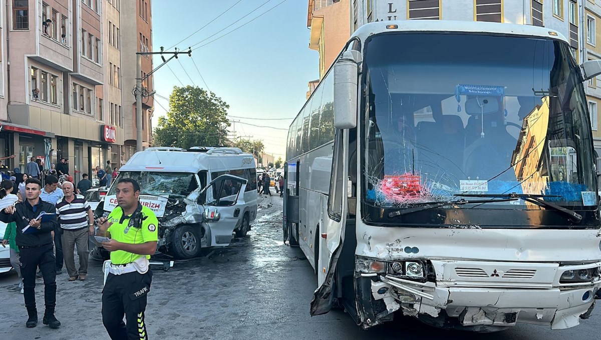 Freni boşalan otobüs 4 araca çarptı: 3 yaralı