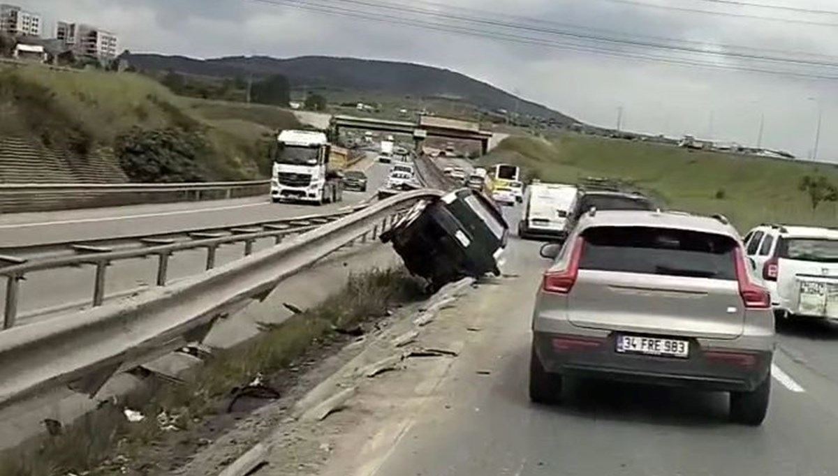 Şile Otoyolu’nda kaza: Otomobil yol ile bariyer arasında sıkıştı