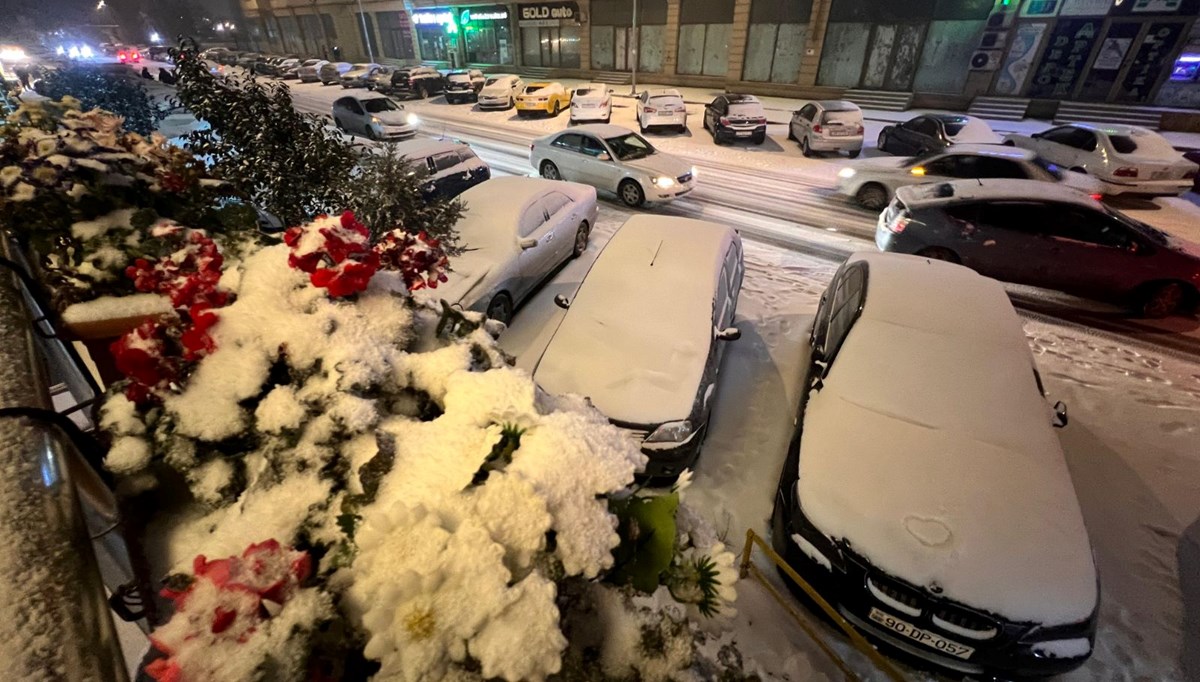 Bakü'de kar yağışı hayatı olumsuz etkiledi