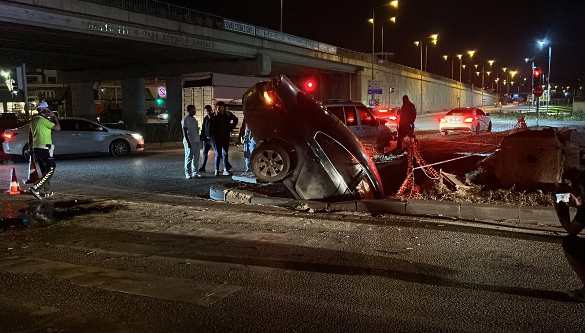 Sivas'ta hafif ticari araçla otomobil çarpıştı: 5 yaralı