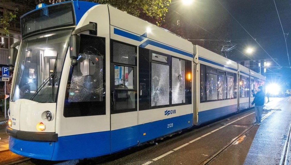 Amsterdam'da olaylı gece: Tramvaya havai fişek atıldı