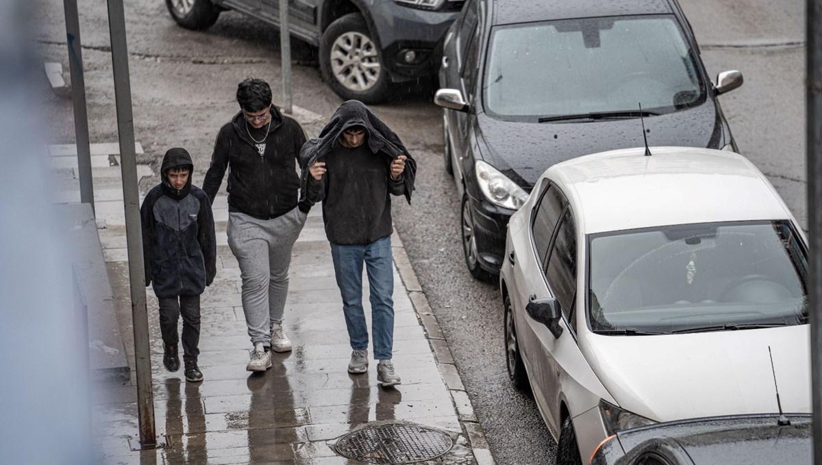 Hava sıcaklığı 11 dereceye düştü, sağanak hayatı olumsuz etkiledi