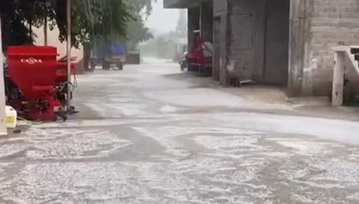 Ceyhan'da dolu tarım arazilerini vurdu