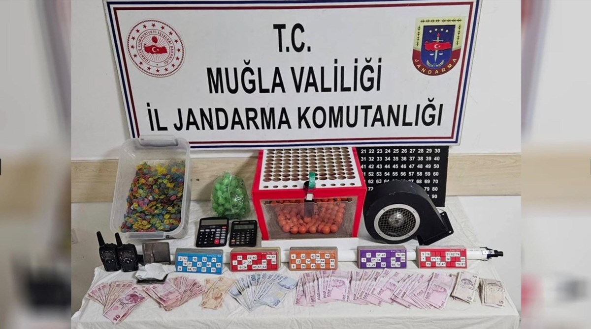 Operasyonda ele geçirilen suç unsuları sergilendi.