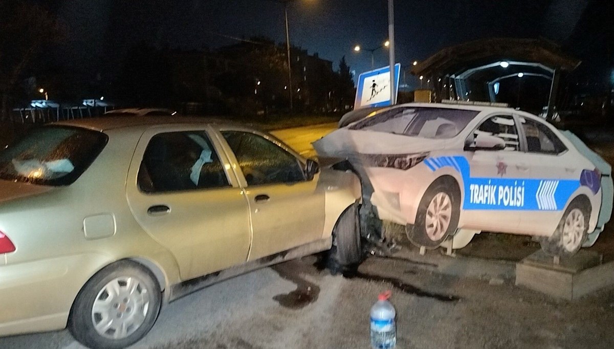 Bursa'da otomobil polis otosu maketine çarptı: 2 yaralı