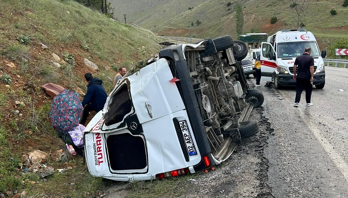 Malatya'da minibüs devrildi: Biri ağır 14 yaralı