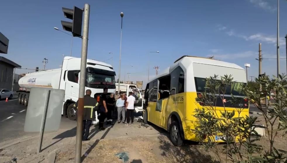 Mardin’de tanker minibüse çarptı