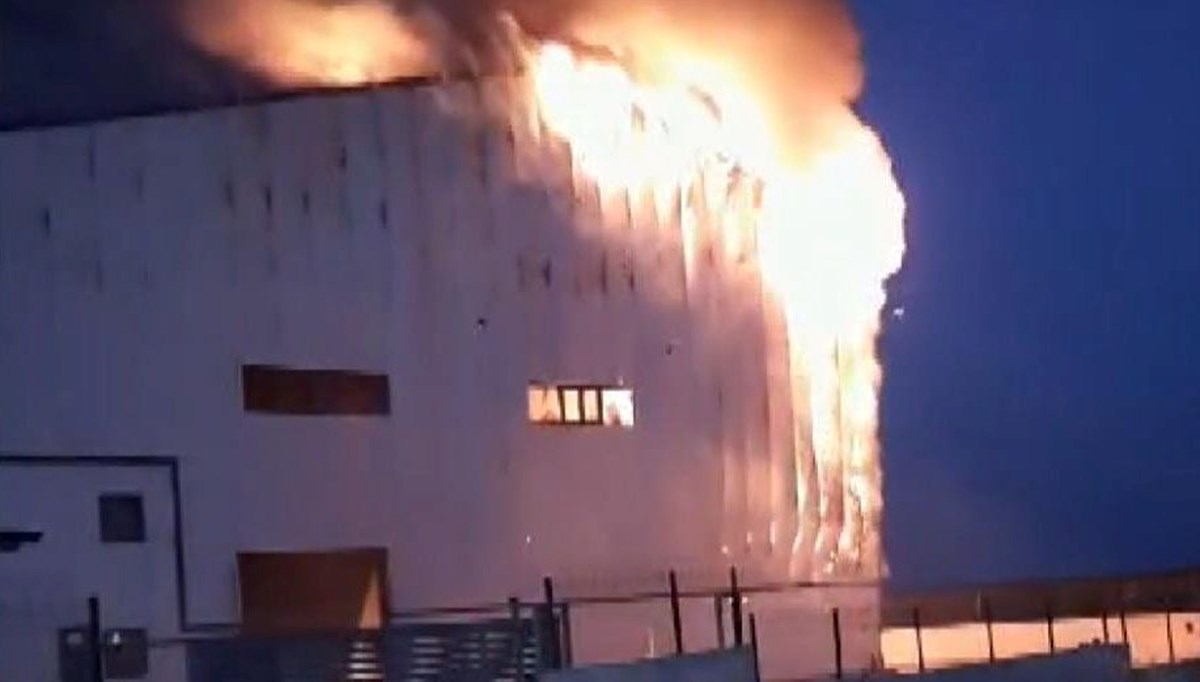 Silivri'de fabrika yangını; alevler itfaiyenin çalışması ile söndürüldü