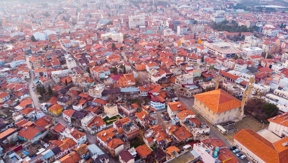 Burdur'da traktörden eve ve ağıla sıçrayan yangında 4 keçi telef oldu