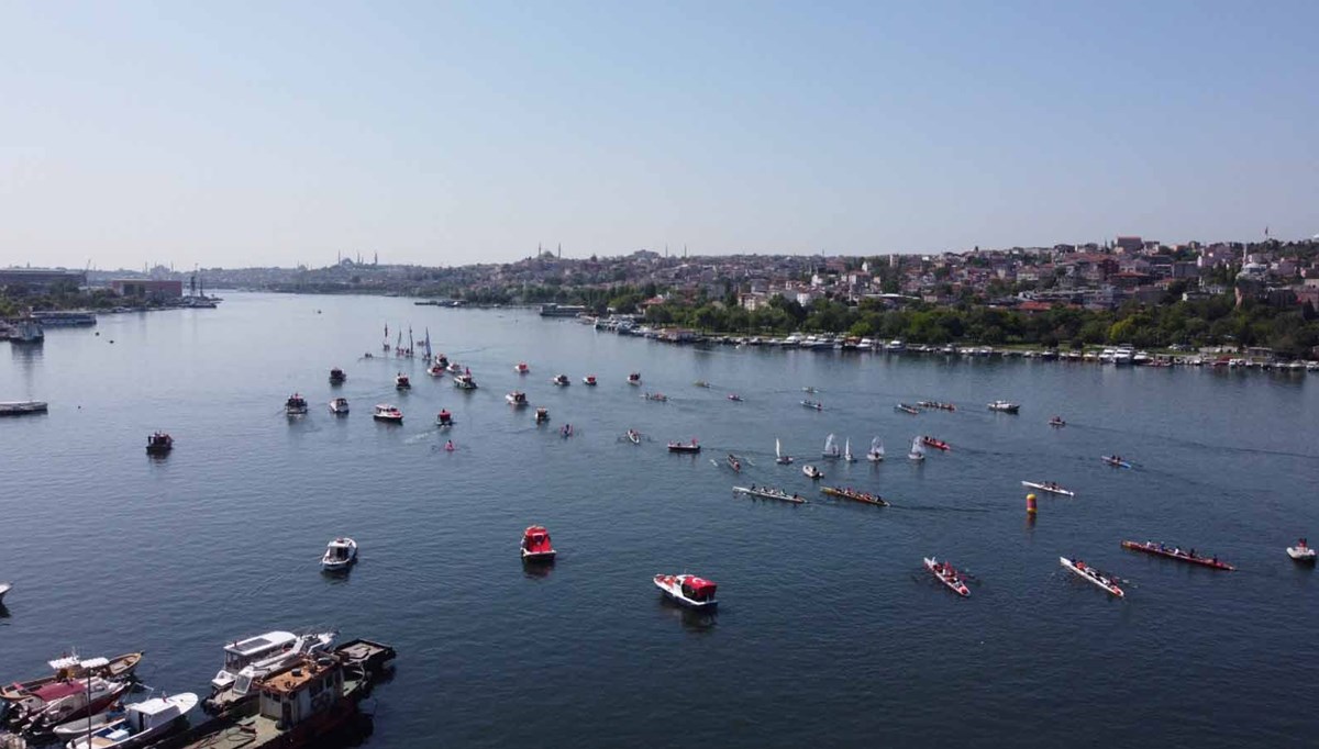 Haliç'te yelken ve kanolardan 19 Mayıs korteji