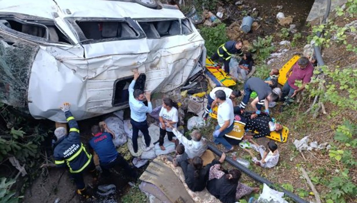 Tokat'ta işçileri taşıyan minibüs dereye uçtu: 1 ölü, 25 yaralı