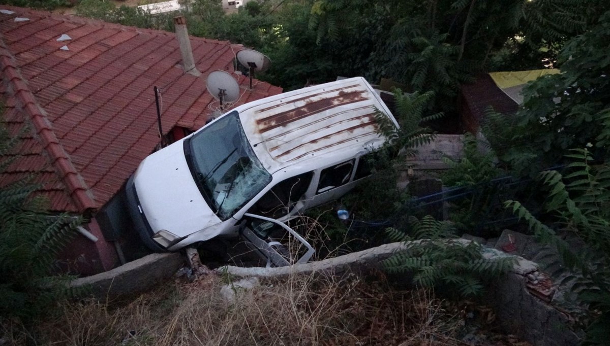 Tuzla'da korku dolu anlar: Araç gecekondunun üzerine uçtu, içerde mahsur kaldılar