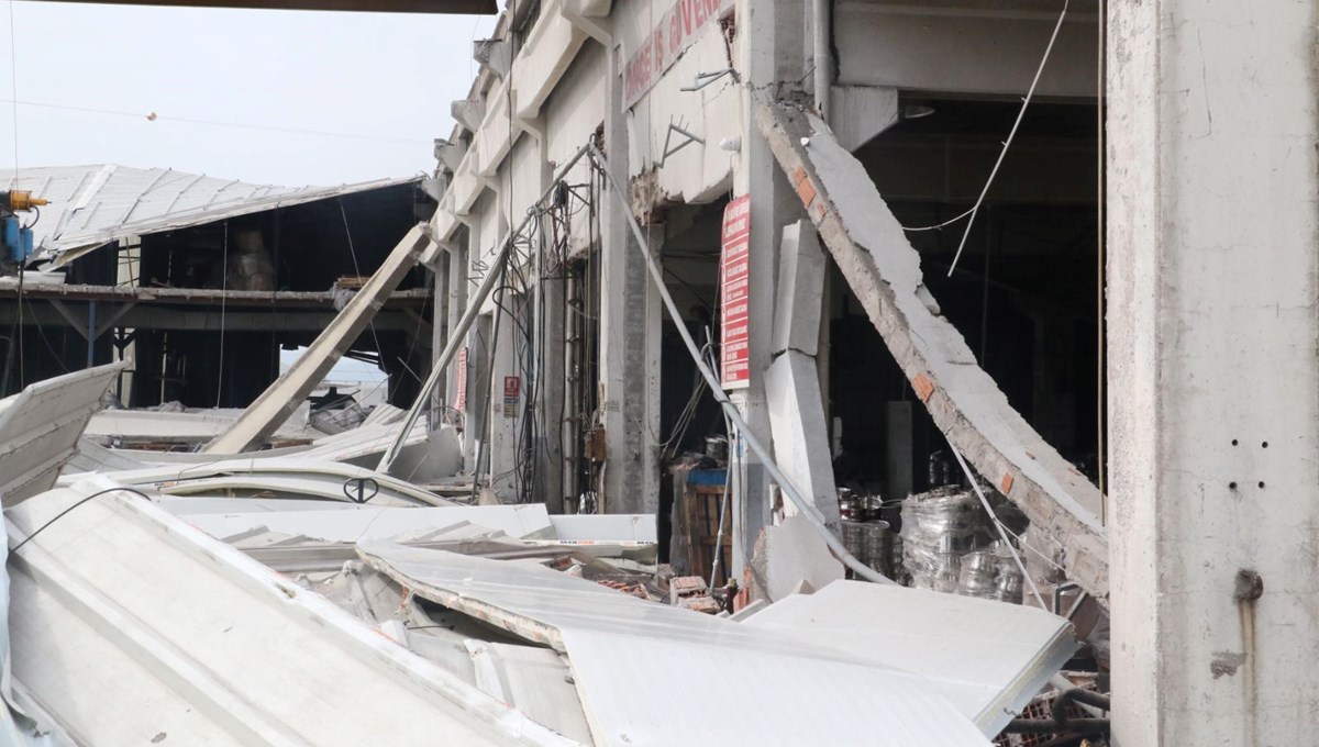 Kahramanmaraş'ta depremde hasar gören fabrika çöktü: 1 ölü