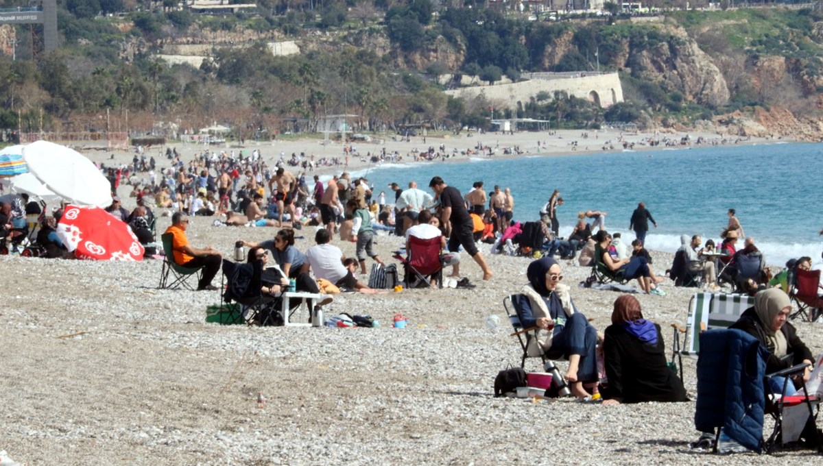 Antalya'da yazdan kalma hava! Sahillere akın ettiler, denize girdiler