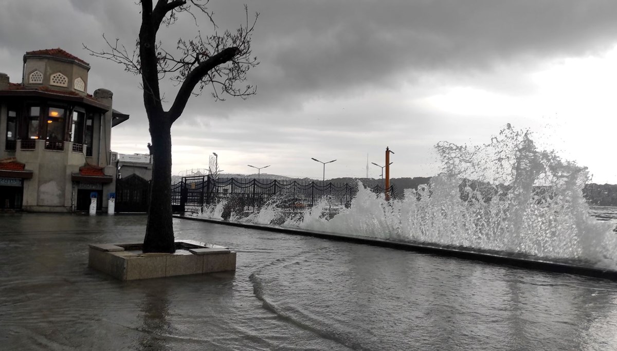 İstanbul'da fırtına: Dere taştı, yollar göle döndü, evleri su bastı