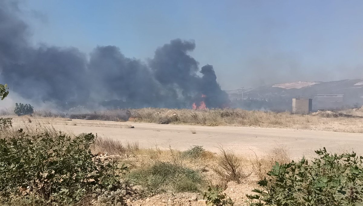 Mersin'de eski kağıt fabrikası alanında yangın: Ekipler müdahale ediyor